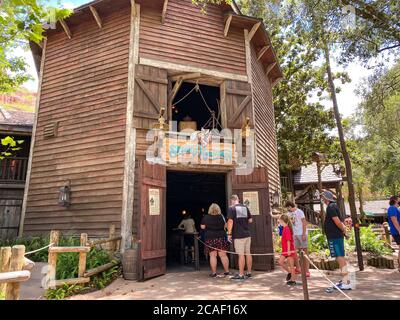 Orlando, FL/USA- 7/25/20: Menschen am Eingang zum Splash Mountain Ride tragen Gesichtsmasken und soziale Distanzierung in Walt Disney World in Orlando, Stockfoto