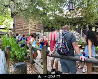 Orlando, FL/USA- 7/25/20: Leute warten in der Schlange auf die Splash Mountain Fahrt mit Gesichtsmasken und sozialer Distanzierung in Walt Disney World in Orlando, Stockfoto