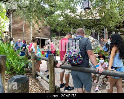 Orlando, FL/USA- 7/25/20: Leute warten in der Schlange auf die Splash Mountain Fahrt mit Gesichtsmasken und sozialer Distanzierung in Walt Disney World in Orlando, Stockfoto