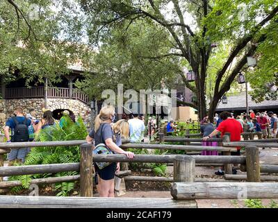 Orlando, FL/USA- 7/25/20: Leute warten in der Schlange auf die Splash Mountain Fahrt mit Gesichtsmasken und sozialer Distanzierung in Walt Disney World in Orlando, Stockfoto