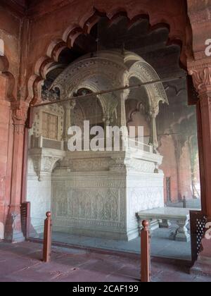 DELHI, INDIEN - 15. MÄRZ 2019: Der schöne weiße Marmor Thron an der roten Festung Stockfoto