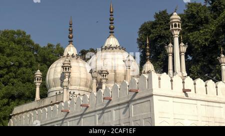 DELHI, INDIEN - 15. MÄRZ 2019: Weiße Marmorkuppen der moti Masjid Moschee im Inneren der roten Festung Stockfoto