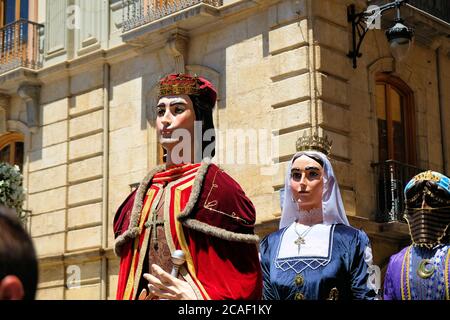 Cabezudos oder große Hauptfiguren, die die katholischen und maurischen Könige repräsentieren, Teil der Fronleichnamssfeier in Granada, Spanien. Stockfoto