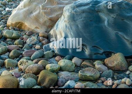 Felsige Küste und Surfen bei Sonnenuntergang, Gros Morne National Park, Neufundland und Labrador NL, Kanada Stockfoto