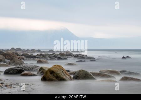 Felsige Küste und Surfen bei Sonnenuntergang, Gros Morne National Park, Neufundland und Labrador NL, Kanada Stockfoto