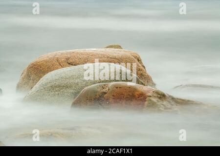 Felsige Küste und Surfen bei Sonnenuntergang, Gros Morne National Park, Neufundland und Labrador NL, Kanada Stockfoto