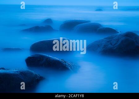 Felsige Küste und Surfen bei Sonnenuntergang, Gros Morne National Park, Neufundland und Labrador NL, Kanada Stockfoto