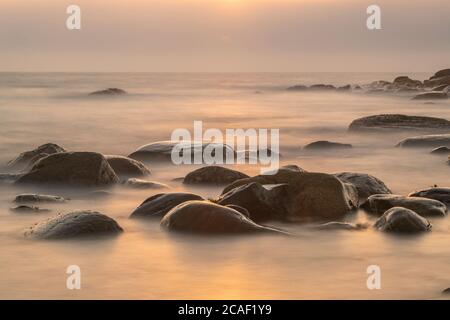 Felsige Küste und Surfen bei Sonnenuntergang, Gros Morne National Park, Neufundland und Labrador NL, Kanada Stockfoto