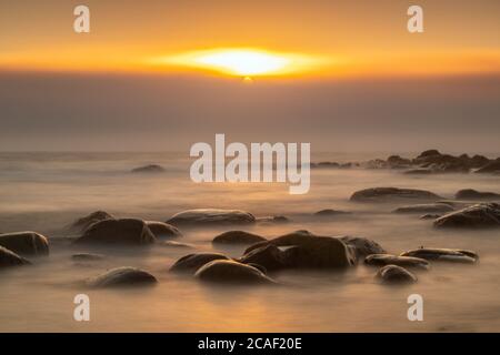 Felsige Küste und Surfen bei Sonnenuntergang, Gros Morne National Park, Neufundland und Labrador NL, Kanada Stockfoto