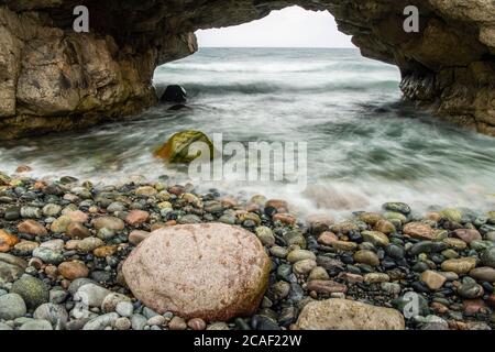 Surfen und Felsen unter den Arches, Arches Provincial Park, Neufundland und Labrador NL, Kanada Stockfoto