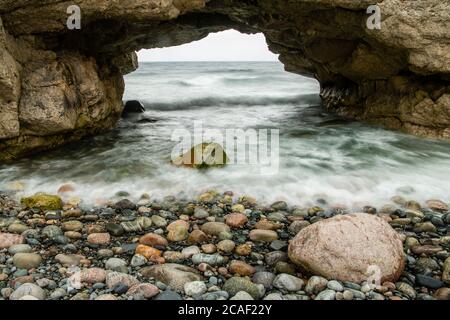 Surfen und Felsen unter den Arches, Arches Provincial Park, Neufundland und Labrador NL, Kanada Stockfoto