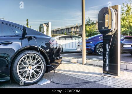 Elektrische Hybrid-Batterieladestation für Porsche Panamera 10 in einem Porsche-Autohändler in Deutschland, Europa Stockfoto