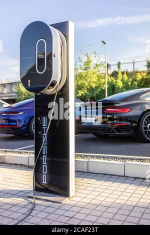 Batterieladestation / Ladestation für Elektrofahrzeuge in einem Porsche-Autohändler in Deutschland, Europa Stockfoto