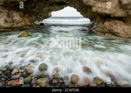 Surfen und Felsen unter den Arches, Arches Provincial Park, Neufundland und Labrador NL, Kanada Stockfoto