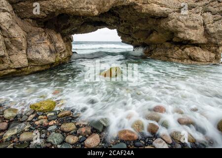 Surfen und Felsen unter den Arches, Arches Provincial Park, Neufundland und Labrador NL, Kanada Stockfoto