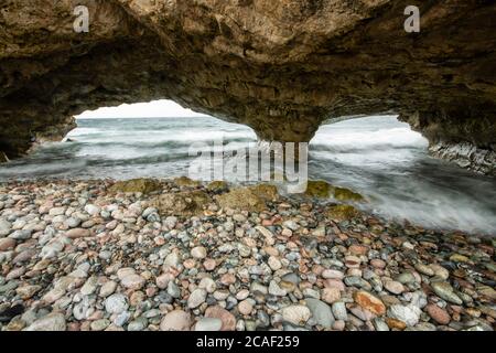 Surfen und Felsen unter den Arches, Arches Provincial Park, Neufundland und Labrador NL, Kanada Stockfoto