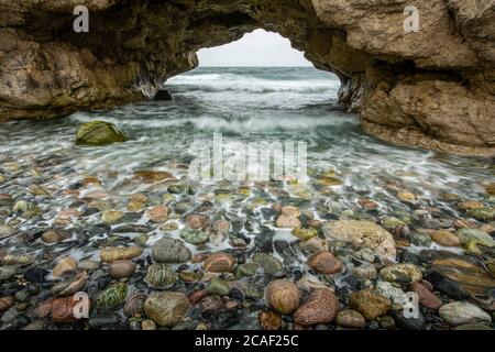 Surfen und Felsen unter den Arches, Arches Provincial Park, Neufundland und Labrador NL, Kanada Stockfoto