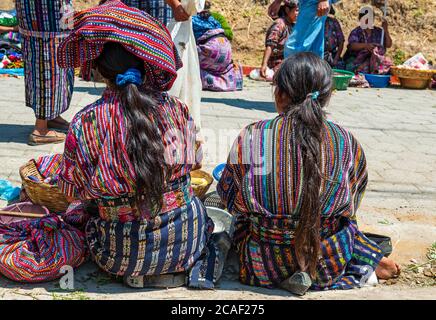 Indigene maya-Frauen mit bunten maya-Kleidung auf einem lokalen Markt in Solola, Atitlan See, Guatemala. Stockfoto