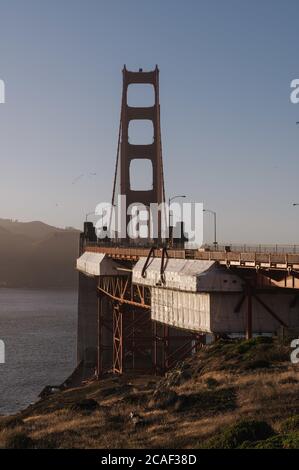 Vertikale Aufnahme in Golden Gate Bridge Presidio USA Stockfoto