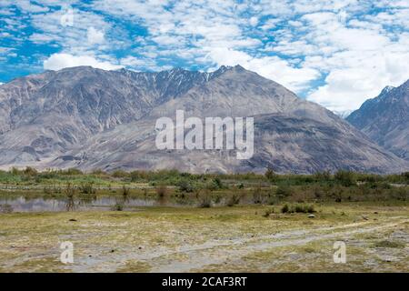 Ladakh, Indien - schöne Aussicht von zwischen Diskit und Khardung La Pass (5359m) in Nubra Valley, Ladakh, Jammu und Kaschmir, Indien. Stockfoto