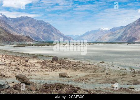 Ladakh, Indien - schöne Aussicht von zwischen Diskit und Khardung La Pass (5359m) in Nubra Valley, Ladakh, Jammu und Kaschmir, Indien. Stockfoto