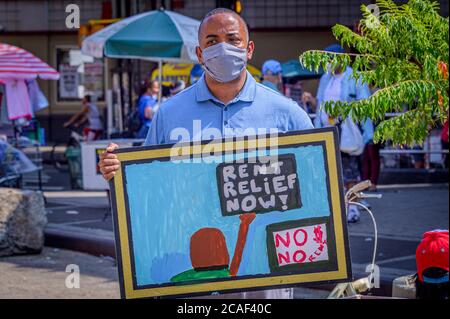 USA. August 2020. New York City Council Candidate/Bushwick-Aktivist Rick Echevarria. Dutzende von Bushwick Kleinunternehmern und Gemeindemitgliedern, die sich dem NYC Council Candidate/Bushwick-Aktivisten Rick Echevarria anschlossen, versammelten sich am 6. August 2020 auf der Wyckoff Plaza in Brooklyn, Auf einer Pressekonferenz und Kundgebung über die extremen finanziellen Herausforderungen zu sprechen, vor denen sie seit Beginn der COVID-19-Krise stehen, und warum die Notwendigkeit einer Mietentlastung für kleine Unternehmen so kritisch ist. (Foto von Erik McGregor/Sipa USA) Quelle: SIPA USA/Alamy Live News Stockfoto