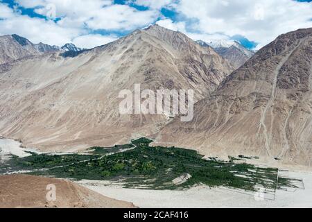 Ladakh, Indien - schöne Aussicht von zwischen Diskit und Khardung La Pass (5359m) in Nubra Valley, Ladakh, Jammu und Kaschmir, Indien. Stockfoto