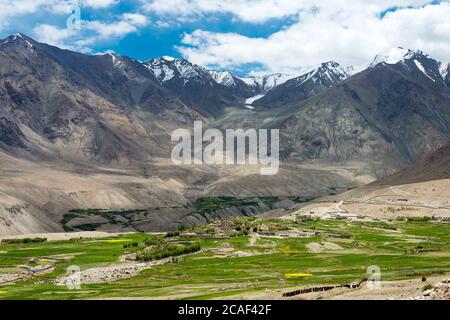 Ladakh, Indien - schöne Aussicht von zwischen Diskit und Khardung La Pass (5359m) in Nubra Valley, Ladakh, Jammu und Kaschmir, Indien. Stockfoto