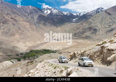 Ladakh, Indien - schöne Aussicht von zwischen Diskit und Khardung La Pass (5359m) in Nubra Valley, Ladakh, Jammu und Kaschmir, Indien. Stockfoto