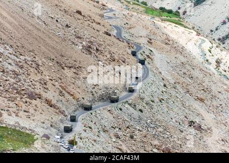 Ladakh, Indien - schöne Aussicht von zwischen Diskit und Khardung La Pass (5359m) in Nubra Valley, Ladakh, Jammu und Kaschmir, Indien. Stockfoto