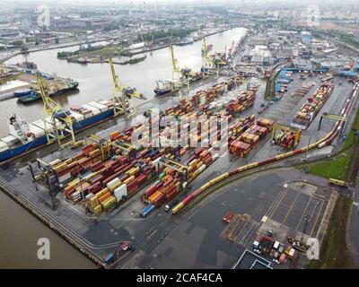 Drohne fliegt über den Hafen des Containerterminals in Sankt Petersburg Stockfoto