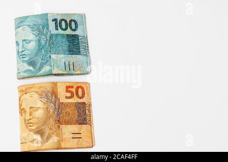 Brasilianisches Geld brasilianische Währung im weißen Hintergrund. Stockfoto