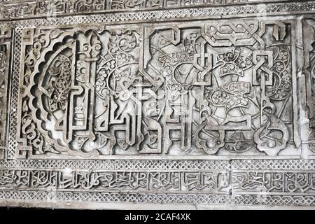 Dekorative Motive und arabische Inschriften an der Wand des königlichen Alcazar von Sevilla -Real Alcazar de Sevilla-, Spanien. Stockfoto