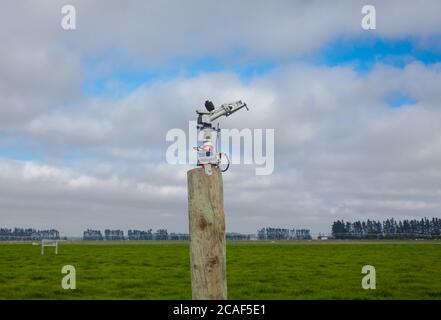 Landschaften Neuseelands: Bewässerungsinfrastruktur. Sprinklerbewässerung Stockfoto