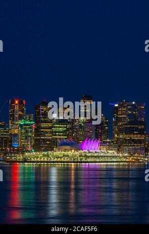 Nachtansicht der Innenstadt von Vancouver vom Lonsdale Quay Stockfoto