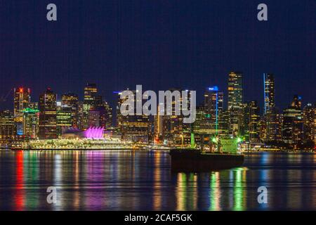 Nachtansicht der Innenstadt von Vancouver vom Lonsdale Quay Stockfoto