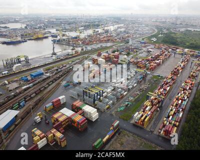 Drohne fliegt über den Hafen des Containerterminals in USt-Luga Stockfoto