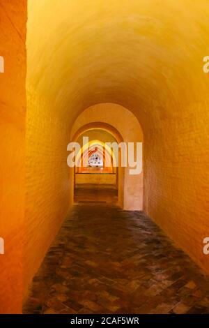 Die Bäder von Lady Maria de Padilla sind Regenwassertanks unter dem Patio del Crucero. Royal Alcazar von Sevilla, Spanien Stockfoto