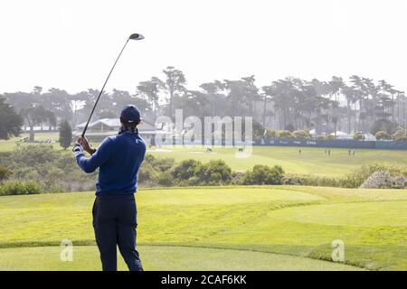 San Francisco, Usa. August 2020. Tiger Woods Abschlag am 18. Loch in der ersten Runde der 102. PGA Championship im TPC Harding Park in San Francisco, Kalifornien am Donnerstag, 6. August 2020. Die PGA-Meisterschaft sollte ursprünglich im Mai 14 beginnen, wurde aber aufgrund der anhaltenden Coronavirus-Pandemie für August und ohne Zuschauer verschoben. Foto von Peter DaSilva/UPI Credit: UPI/Alamy Live News Stockfoto