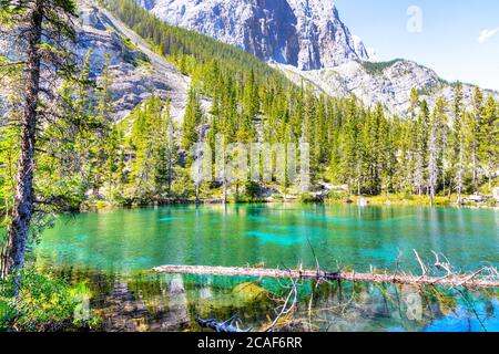 Smaragdfarbene Grassi Lakes in Canmore, Kananaskis, ein beliebter Wanderort in den kanadischen Rockies von Alberta, Kanada. Stockfoto