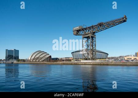 Abschnitt des Flusses Clyde im Zentrum von Glasgow mit dem Crowne Plaza Hotel, dem SEC Armadillo, dem SSE Hydro Auditorum und dem Fi Stockfoto