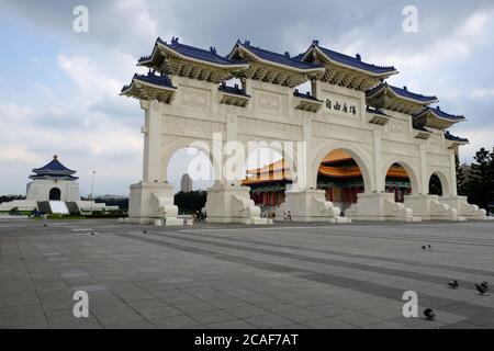 Taipei Taiwan - Historisches Tor Liberty Square Arch und Chiang Kai-shek Memorial Hall Stockfoto