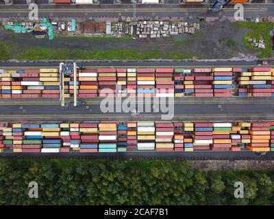 Drohne fliegt über den Hafen des Containerterminals in USt-Luga Stockfoto