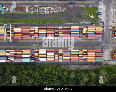 Drohne fliegt über den Hafen des Containerterminals in USt-Luga Stockfoto