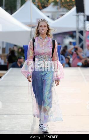 Quebec, Kanada. Ein Modell läuft auf der Ecole de Mode Marie-Victorin Modenschau, die während des Fashion and Design Festivals in Montreal veranstaltet wird Stockfoto