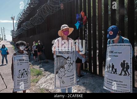 Nogales, Arizona, USA. August 2020. Mitglieder der Kino Border Initiative protestieren gegen den Abbau von Asyl an der Grenzmauer in Nogales, Arizona. #Save Asylum hörte von Asylsuchenden, Mitgliedern der Zivilgesellschaft und Geistlichen von beiden Seiten der Grenze, die gegen die Trump-Administration protestierten, den Asylprozess zu beseitigen, der nach ihrer Meinung gegen das Völkerrecht verstößt. Quelle: Christopher Brown/ZUMA Wire/Alamy Live News Stockfoto