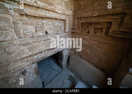 Mixtec-steinerne Laube am Eingang des Grabes 2 in den Ruinen der Zapotec-Stadt Zaachila im zentralen Tal von Oaxaca, Mexiko. Stockfoto