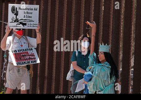 Nogales, Arizona, USA. August 2020. Mitglieder der Kino Border Initiative protestieren gegen den Abbau von Asyl an der Grenzmauer in Nogales, Arizona. #Save Asylum hörte von Asylsuchenden, Mitgliedern der Zivilgesellschaft und Geistlichen von beiden Seiten der Grenze, die gegen die Trump-Administration protestierten, den Asylprozess zu beseitigen, der nach ihrer Meinung gegen das Völkerrecht verstößt. Quelle: Christopher Brown/ZUMA Wire/Alamy Live News Stockfoto