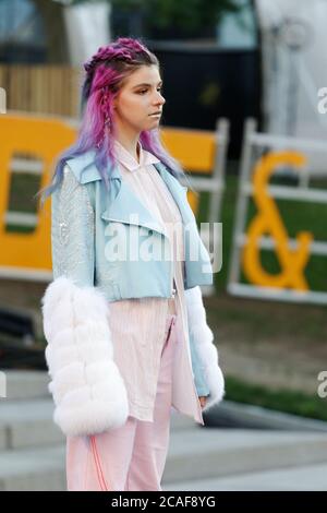 Quebec, Kanada. Ein Model stellt den Laufsteg auf der Ecole de Mode Marie-Victorin Modenschau, die während des Fashion and Design Festivals in Montreal stattfand Stockfoto