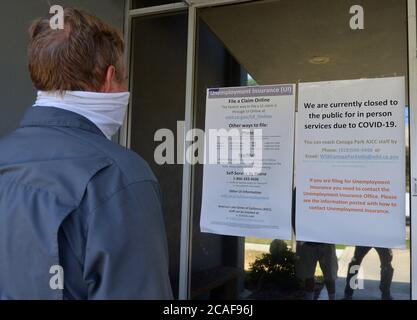 Canoga Park, Usa. August 2020. Mark Gilmore, ein arbeitsloser Wasseraufbereitungsanlage Elektriker kam auf der Suche nach Informationen über seine Arbeitslosigkeit Anspruch, sondern fand die California Employment Development Department Büro in Canoga Park, Kalifornien geschlossen am Donnerstag, 6. August 2020. Weitere 1.2 Millionen US-Arbeiter haben für neue Arbeitslosengeld eingereicht, sagte das Arbeitsministerium in seinem wöchentlichen Bericht Donnerstag. Foto von Jim Ruymen/UPI Kredit: UPI/Alamy Live Nachrichten Stockfoto